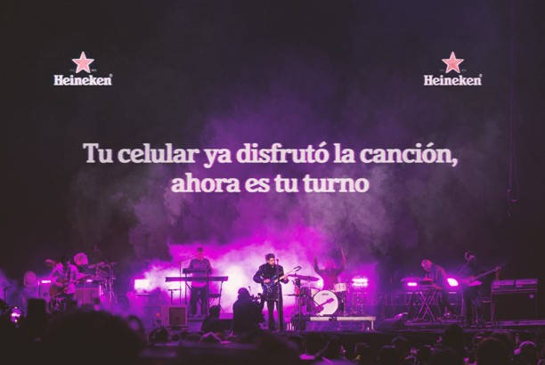 ¡Heineken lo hace de nuevo! Pide guardar celulares y disfrutar la música con Zoé