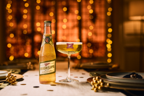 Miller High Life presenta The Golden Ritual: El deseo de año nuevo convertido en esferas hechas de cerveza