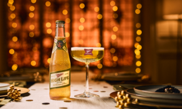 Miller High Life presenta The Golden Ritual: El deseo de año nuevo convertido en esferas hechas de cerveza