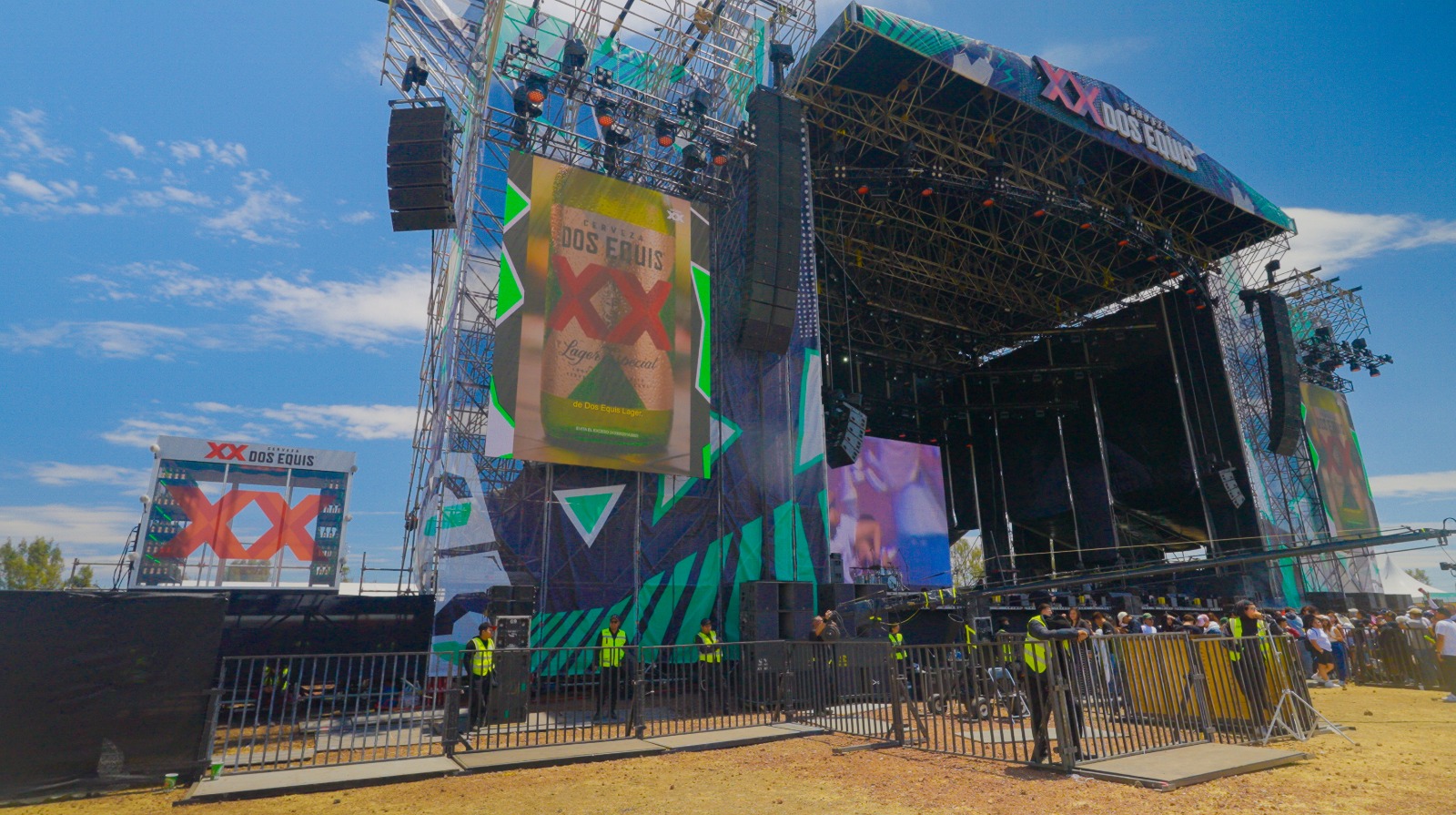 Misteriosa bóveda de Dos Equis aparece en festival y despierta la curiosidad de los asistentes